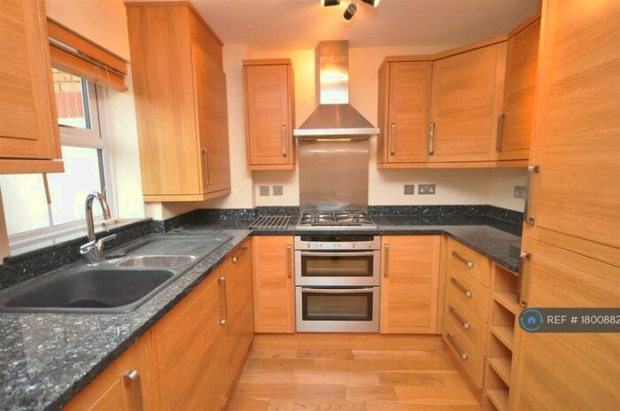 2 Bedroom Flat To Rent In Kennet Square, Surrey, CR4