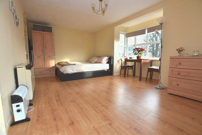 Flat To Rent In Orchard Grove London, SE20