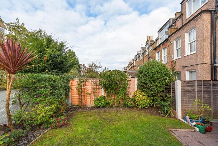 2 Bedroom Flat To Rent In Dafforne Road, London, SW17