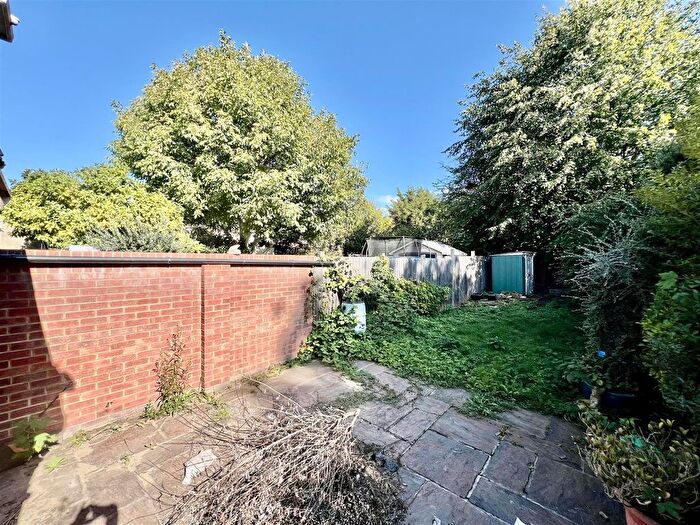 3 Bedroom End Terrace House For Sale In Hanworth Road, Hounslow, TW3