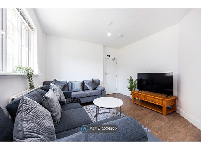6 Bedroom Semi-detached House To Rent In Thomas Bata Avenue, Tilbury, RM18