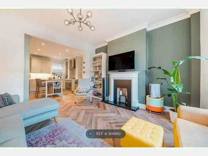 2 Bedroom Flat To Rent In Burghill Road, London, SE26