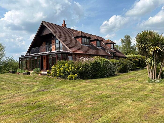4 Bedroom Country House For Sale In Brickyard Lane, Walkeringham, Doncaster, DN10