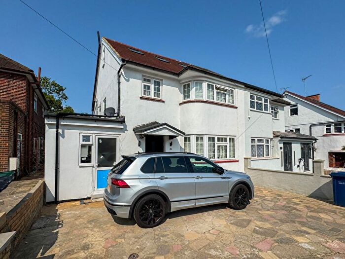 Flat To Rent In Fernside Avenue, London, NW7