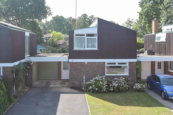 3 Bedroom Link Detached House For Sale In Bloxham Road, Cranleigh, Surrey, GU6
