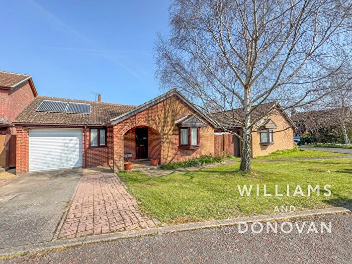 3 Bedroom Detached Bungalow For Sale In Butts Paddock, Canewdon, SS4