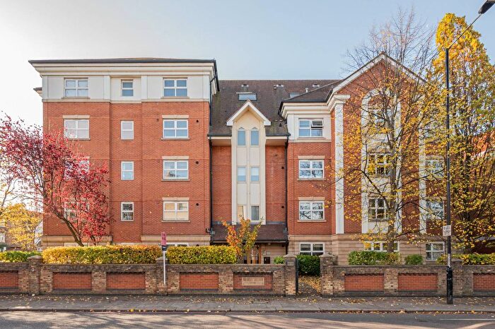 3 Bedroom Flat For Sale In Upper Richmond Road, Putney, London, SW15