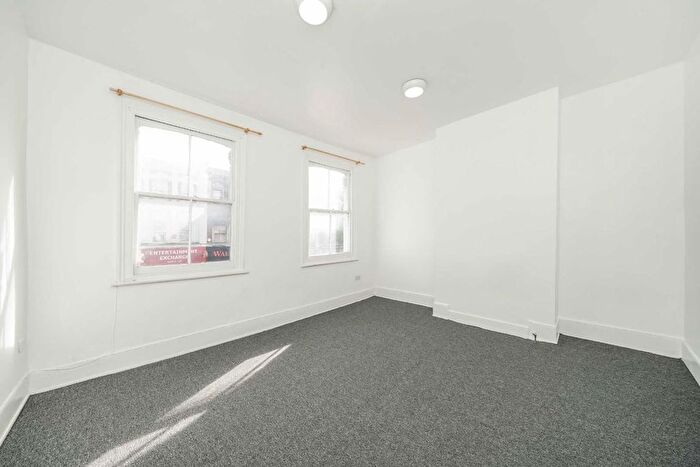 3 Bedroom Flat To Rent In High Road, London, N22
