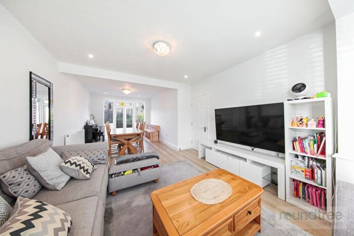 4 Bedroom House For Sale In Great North Way, Hendon, NW4