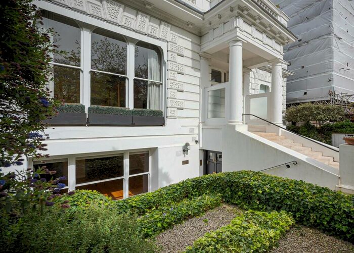 3 Bedroom Apartment To Rent In The Boltons, London, SW10