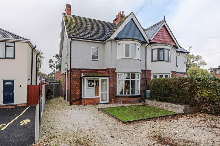 3 Bedroom Semi-detached House For Sale In Ashby Road, Scunthorpe, DN16