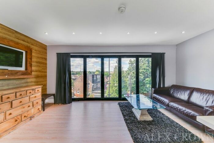 3 Bedroom Flat To Rent In Colney Hatch Lane, London, N10