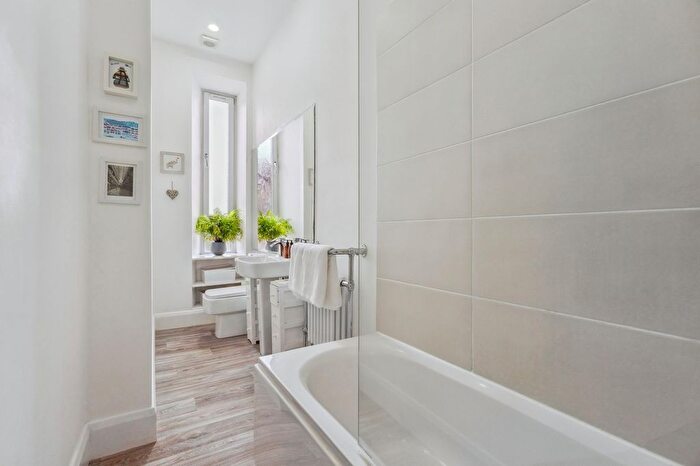 2 Bedroom Flat For Sale In Churchill Drive, Broomhill, G11