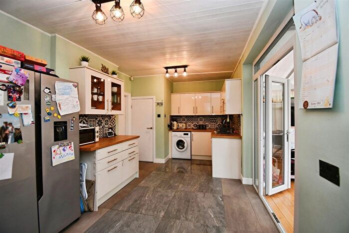 3 Bedroom Semi-Detached House For Sale In East Ella Drive, Hull, HU4