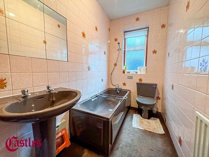 2 Bedroom Bungalow For Sale In Honey Lane, Waltham Abbey, EN9