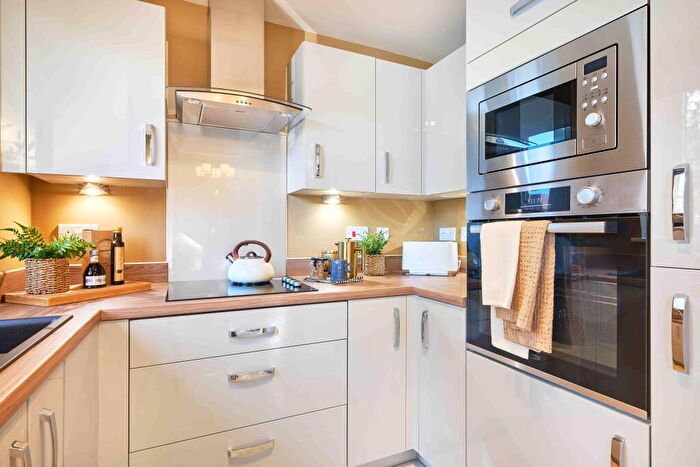 2 Bedroom Retirement Property To Rent In - Woodcote Valley Road, Purley, Greater London, CR8