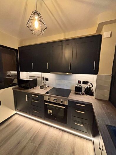 3 Bedroom Flat To Rent In Windlesham Grove, London, SW19