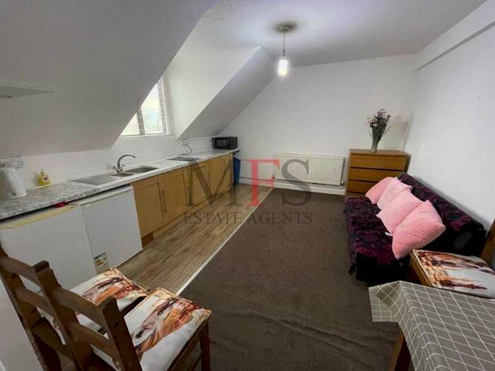 1 Bedroom Flat To Rent In King Street, Southall, UB2