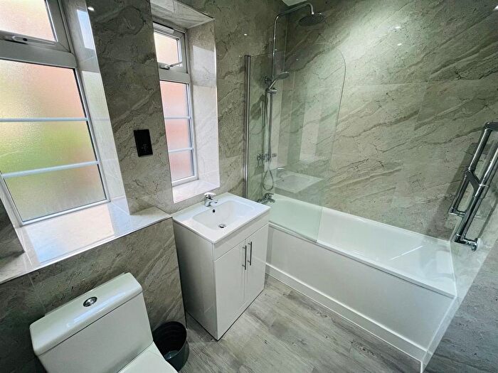 3 Bedroom Flat To Rent In Warwick Lodge, London, NW2