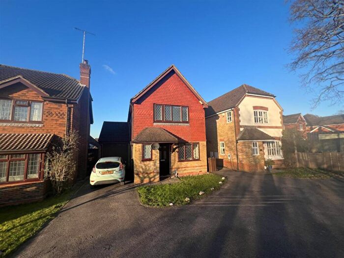 3 Bedroom Link Detached House To Rent In The Briars, Ash, GU12