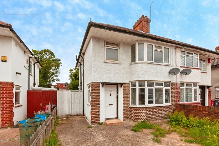 3 Bedroom Semi-Detached House For Sale In Cranbourne Road, Slough, SL1
