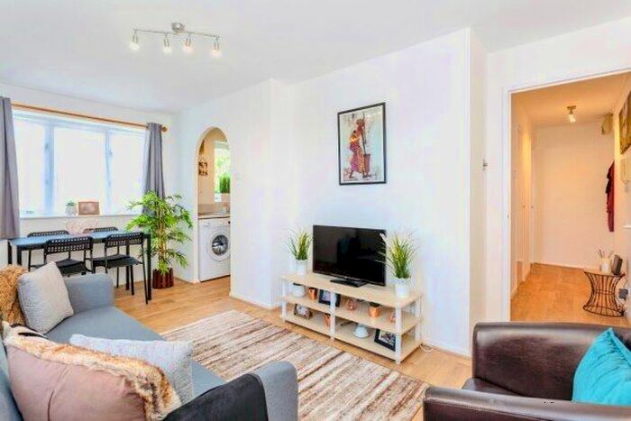 1 Bedroom Flat To Rent In Greenslade Road, Barking, IG11