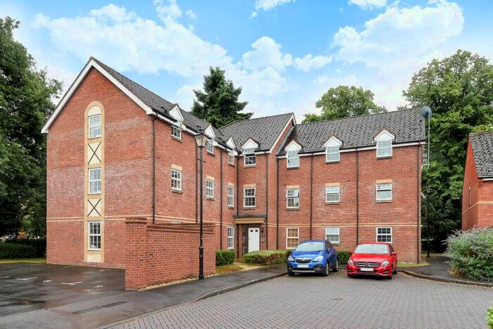 2 Bedroom Flat To Rent In Old College Road, Newbury, RG14