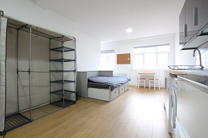 Studio To Rent In Hermitage Road, London, N4