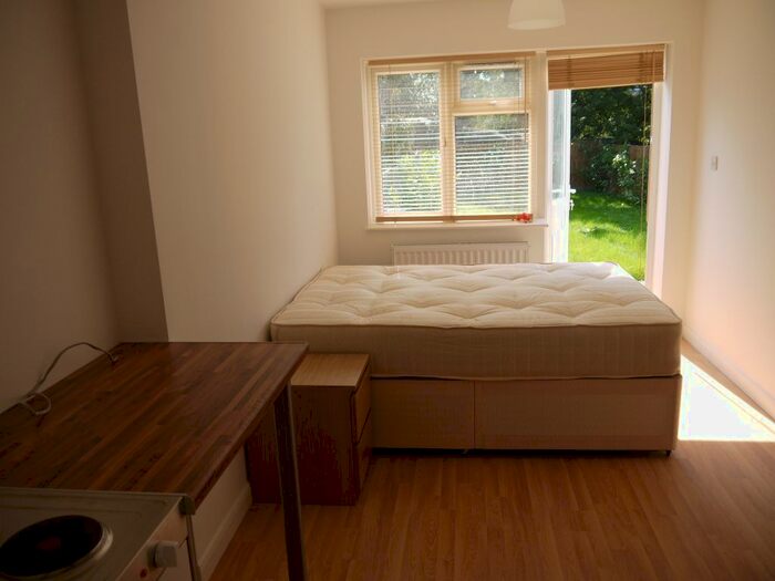 Studio To Rent In Woodstock Avenue, London, NW11