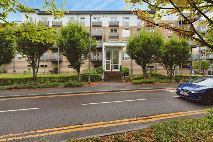 2 Bedroom Flat For Sale In Metropolitan Station Approach, Watford, WD18