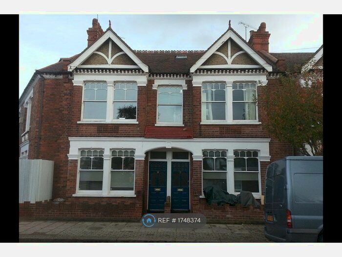 3 Bedroom Flat To Rent In Badminton Road, London, SW12