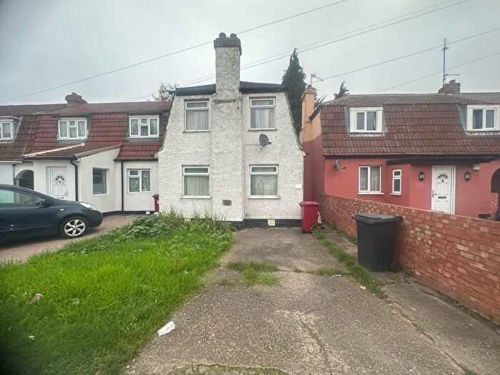 2 Bedroom End Of Terrace House To Rent In Slough, Berkshire, SL2
