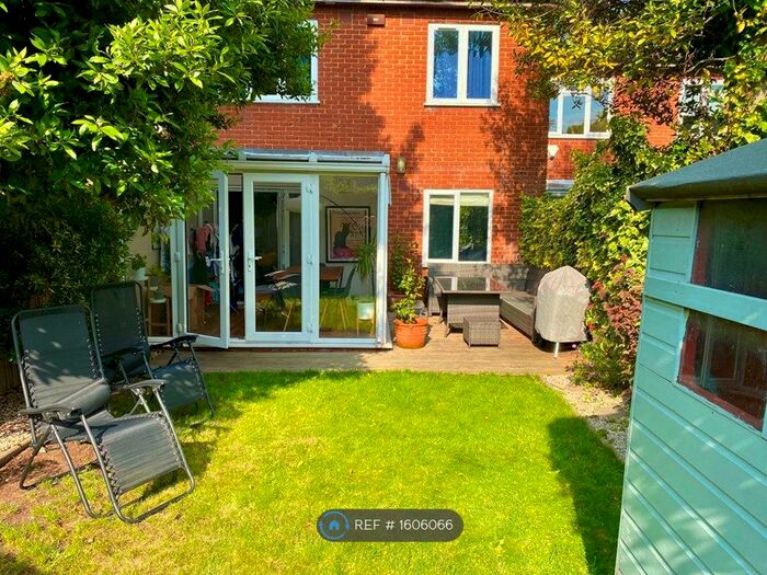 2 Bedroom Flat To Rent In Baytree Court, London, SW2