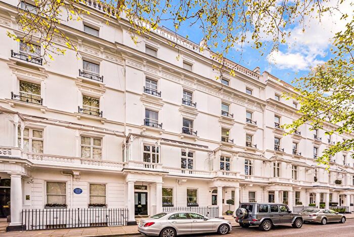 3 Bedroom Flat To Rent In Cadogan Place, London, SW1X