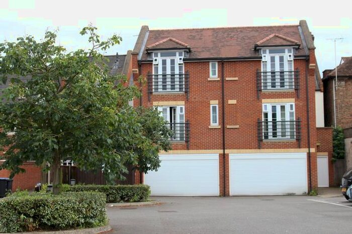 1 Bedroom Flat To Rent In Willowbrook Court, Egham, TW20