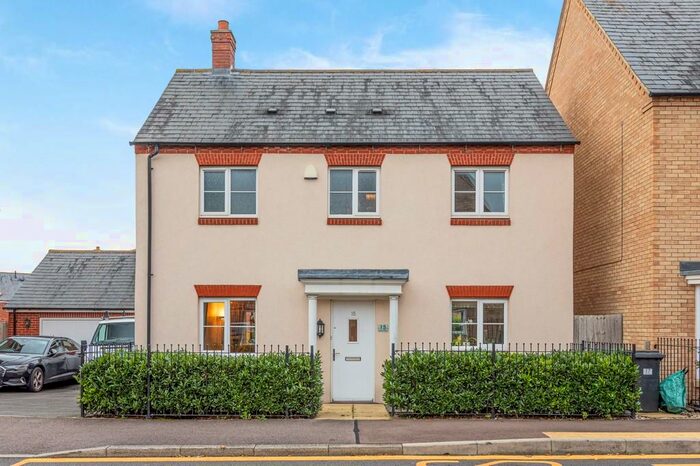 3 Bedroom Detached House To Rent In Tansy Avenue, Stotfold, SG5