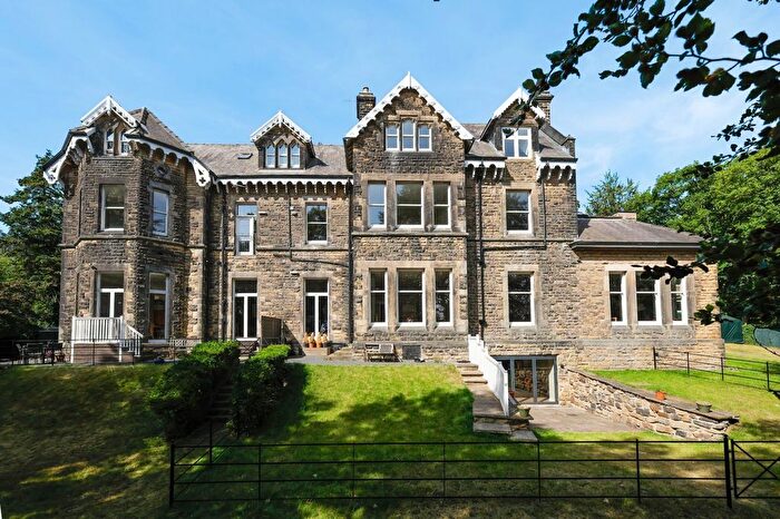 2 Bedroom Flat For Sale In Weetwood Lane, Leeds, West Yorkshire, LS16