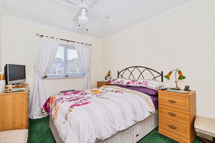 3 Bedroom End Terrace House For Sale In Foxhollows, Newton Abbot, TQ12