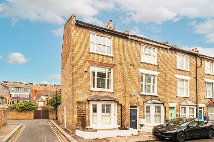 3 Bedroom End Of Terrace House For Sale In Princes Road, Northfields, W13