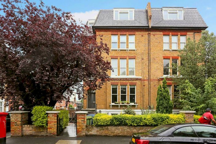 1 Bedroom Apartment To Rent In The Gardens, East Dulwich London, SE22