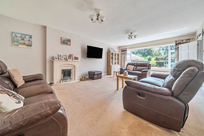 4 Bedroom Chalet For Sale In Glenleigh Park, Denvilles, PO9