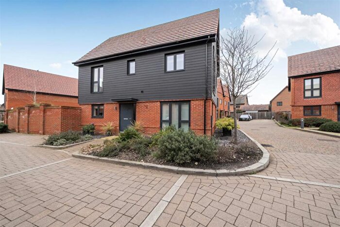 3 Bedroom Detached House For Sale In Westfield Place, Crowthorne, Berkshire, RG45