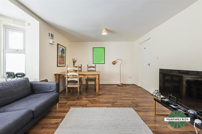 3 Bedroom Flat To Rent In Nile Close, London, N16
