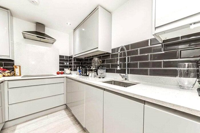 2 Bedroom Flat To Rent In Colney Hatch Lane, London, N10