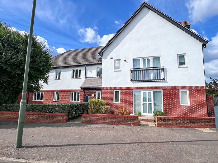 2 Bedroom Flat To Rent In Ray Road, West Molesey, KT8