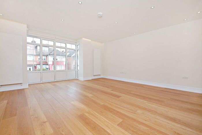 2 Bedroom Flat To Rent In Beechcroft Avenue, Golders Green, London, NW11