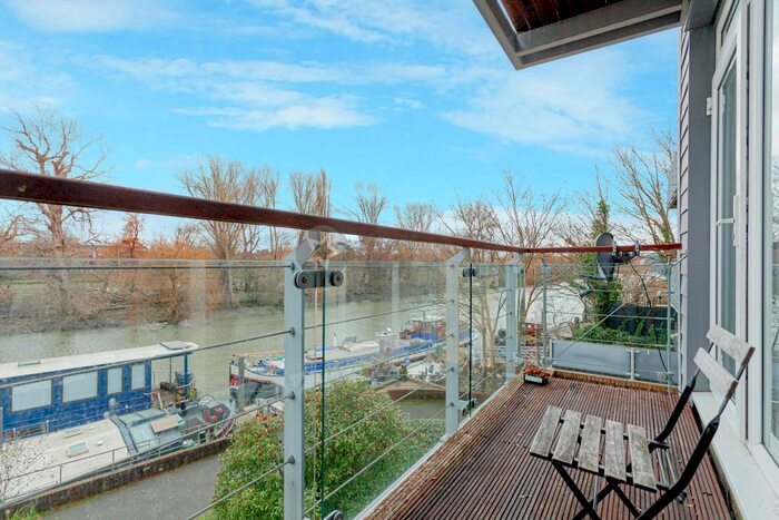 2 Bedroom Flat To Rent In Victoria Court, High Street, Brentford, TW8