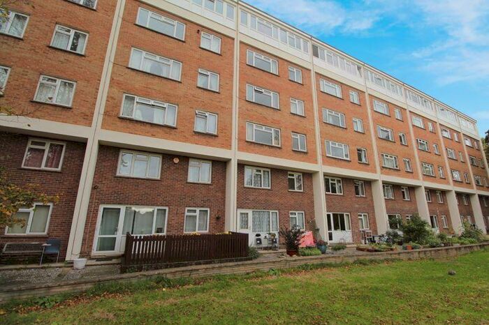 3 Bedroom Maisonette To Rent In Beauchamp Court, Bedford, MK40