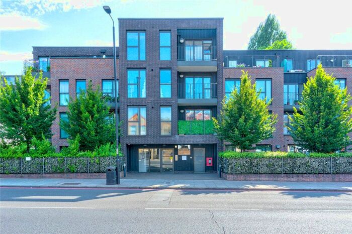 2 Bedroom Flat For Sale In Roehampton Lane, Putney, London, SW15