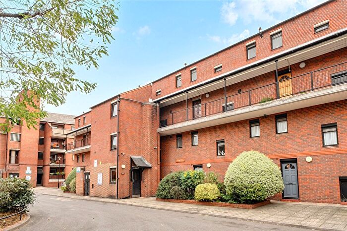 2 Bedroom Maisonette For Sale In Cooper Close, London, SE1